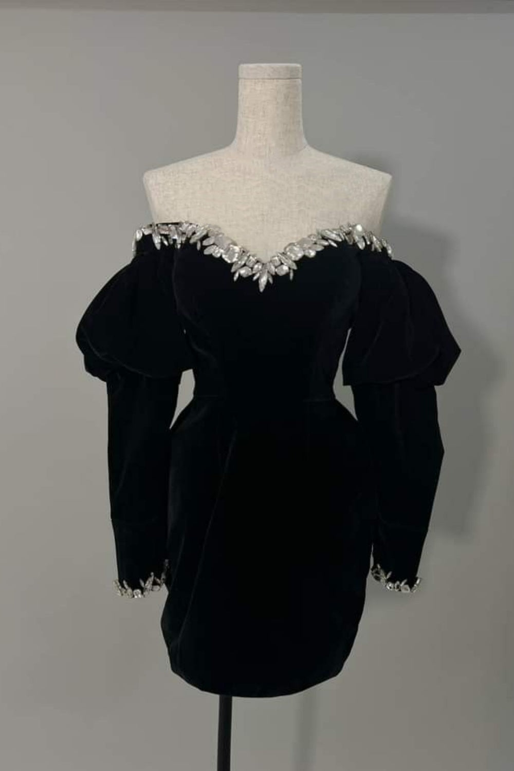 Robe de soirée courte en velours noir brillant à manches longues et col en cœur, robe de fête d'anniversaire et de vacances nv3159