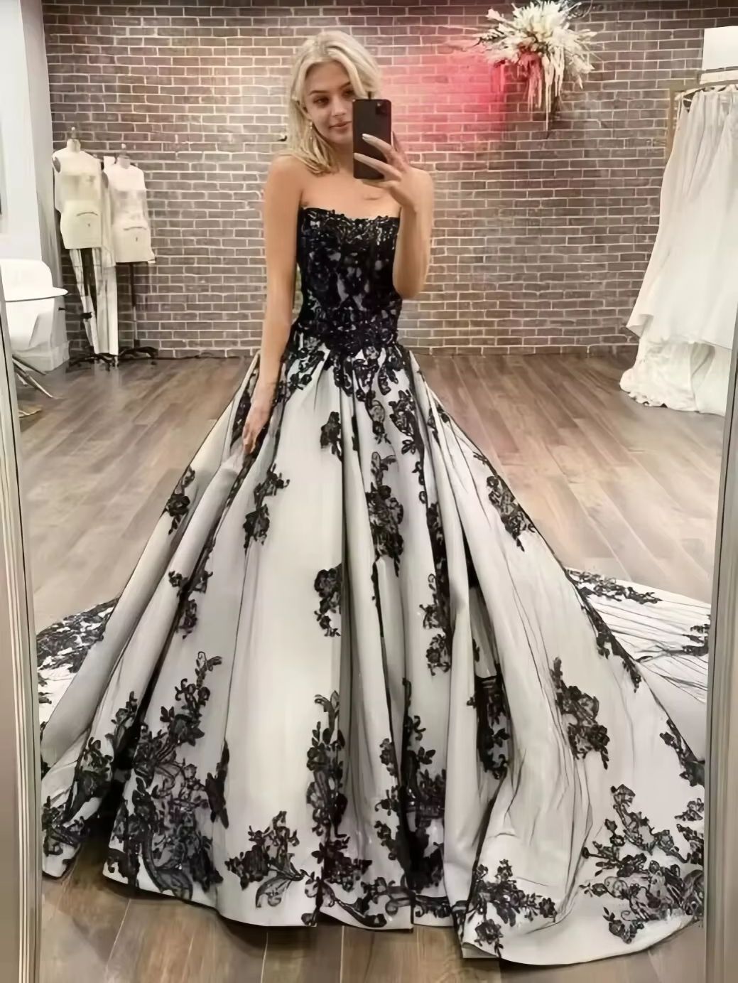 Robe de mariée bustier en dentelle noire et blanche style cour, avec traîne - Robe de cérémonie haut de gamme NV6334