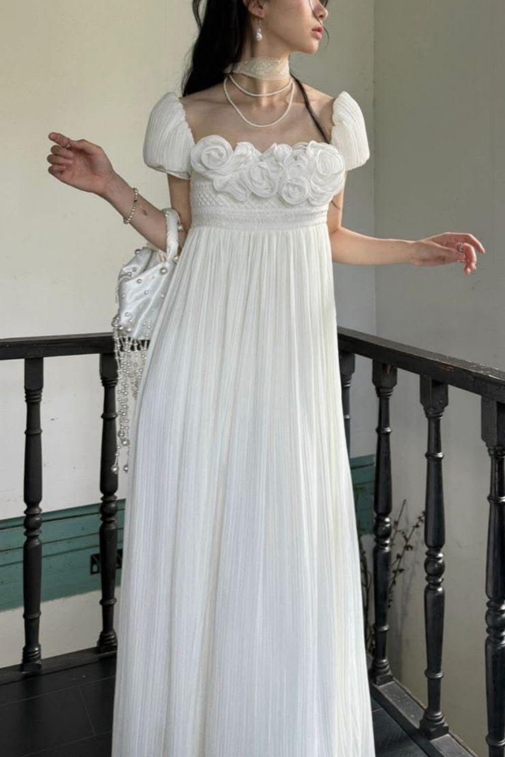 NiceVestidos – Weißes, hochtailliertes Chiffonkleid im Court-Stil mit Blumenmuster NV6029