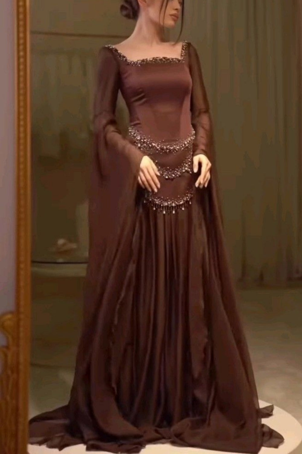 NiceVestidos – Luxuriöses, dunkelbraunes Satin-Chiffon-Kleid mit gespleißtem, quadratischem Ausschnitt, Perlenbesatz, ausgestellten Ärmeln und bodenlanger Länge, NV5755