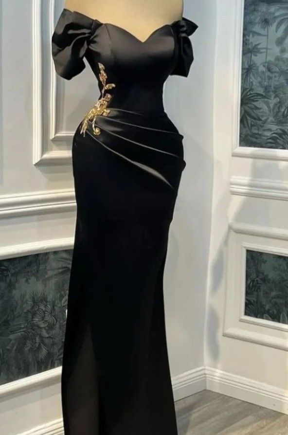 Schwarzes Ballkleid-Abendkleid aus Satin mit herzförmigem Ausschnitt, Perlenstickereien und langem Schlitz, NV3098