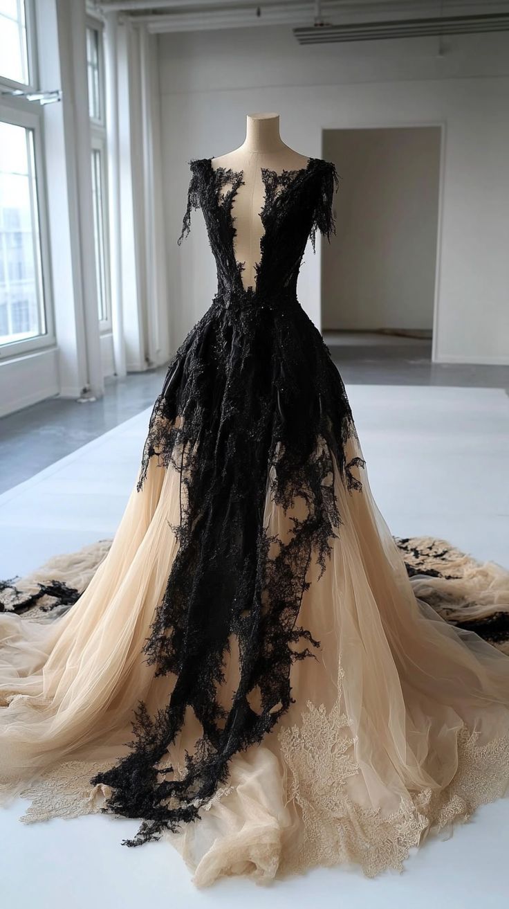 Schwarzes, luxuriöses Vintage-Abendkleid aus Spitze und hautfarbenem Tüll mit kurzen Ärmeln, tiefem V-Ausschnitt und Schleppe (NV6258)