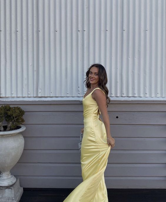 Robe de soirée longue en satin jaune simple et élégante à dos ouvert nv2644
