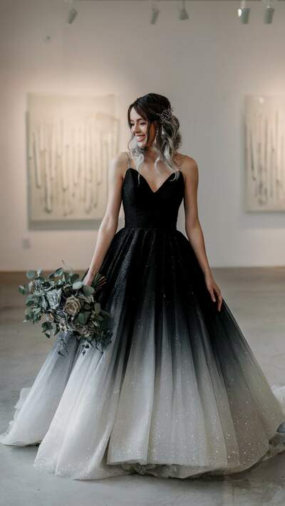 Sternenklares, paillettenbesetztes Ballkleid im Farbverlauf-Stil aus Tüll mit V-Ausschnitt und Schleppe – Helles Brautkleid – Dunkles Märchenkleid für Hochzeiten und Kunstausstellungen NV6335