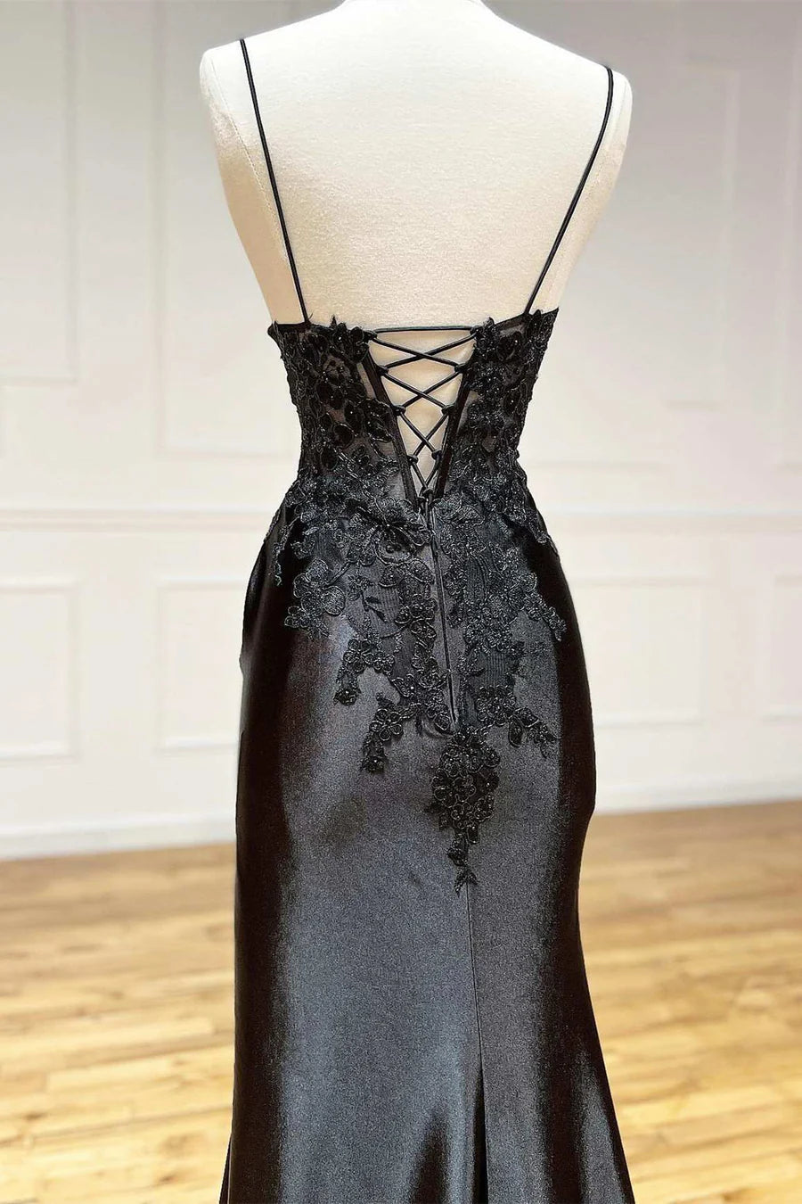 Schwarzes Ballkleid mit V-Ausschnitt, Applikationen und Schlitz, Schnürung, Abendkleider nv1560