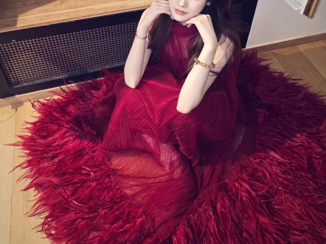 Robe de bal longue rouge en mousseline et fourrure NV6575