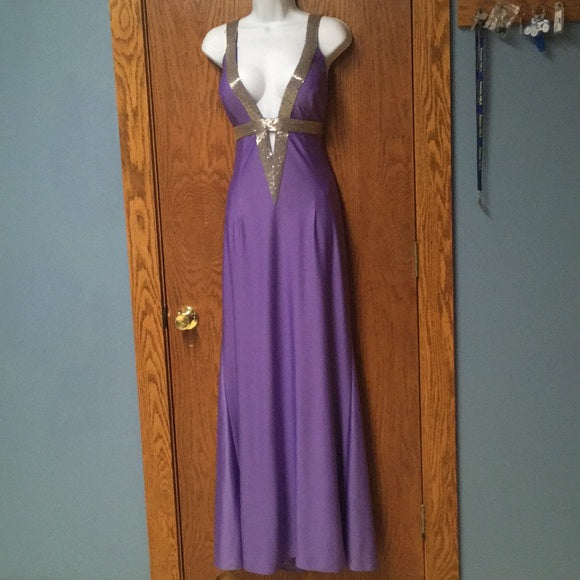Lila Vintage-Mode V-Ausschnitt Kreuzgurte langes Satin elegantes Ballkleid, Abendkleid, Partykleid nv3710