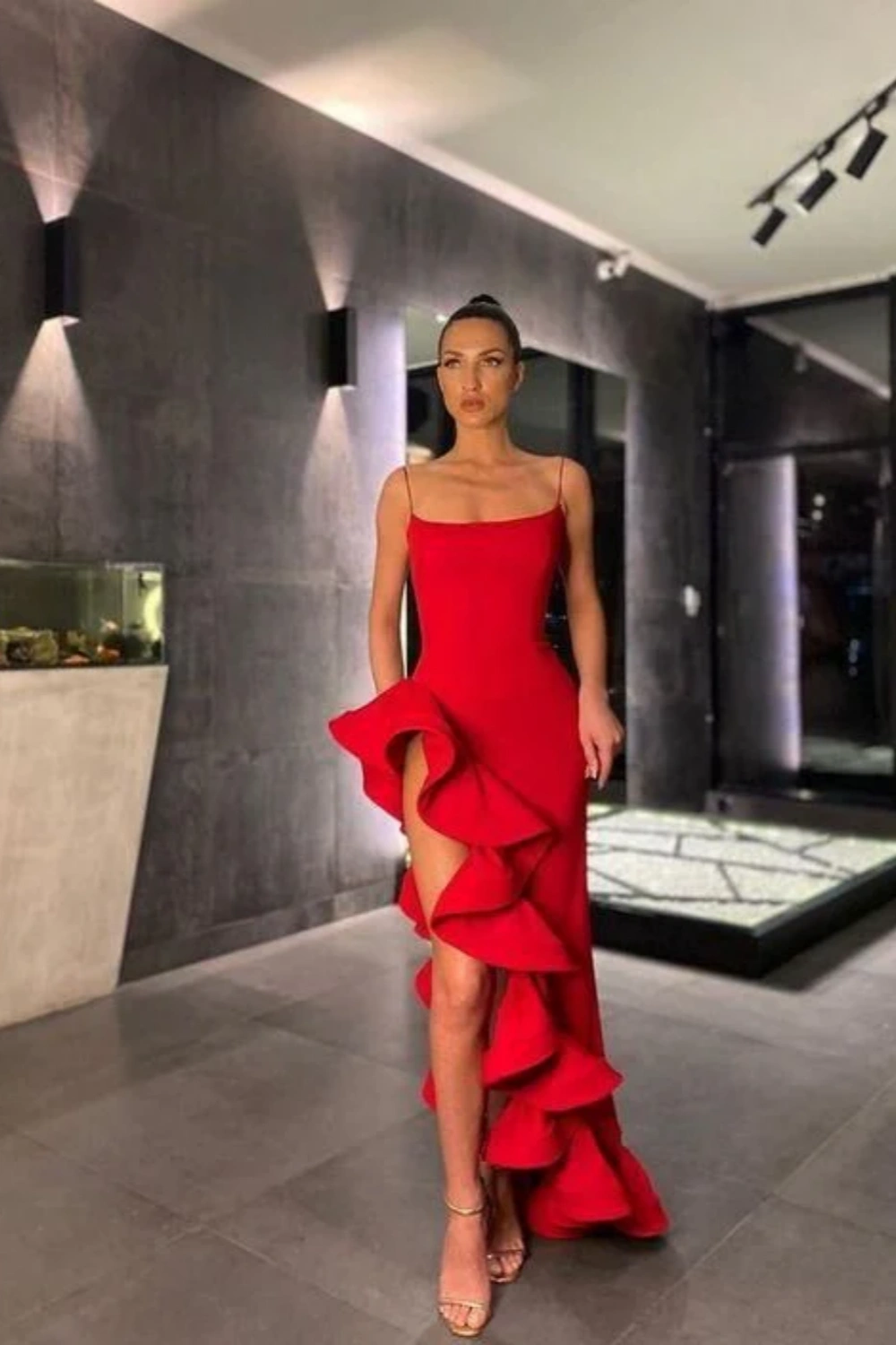 Schickes Meerjungfrau-Abendkleid mit U-Ausschnitt und Spaghettiträgern aus Satin in Rot nv62