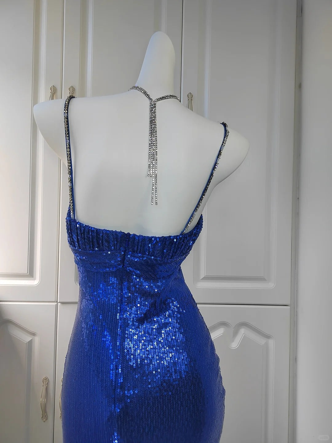 Ein wunderschönes, funkelndes, elegantes blaues Meerjungfrauen-Ballkleid mit langen Pailletten als Abendkleid nv5224