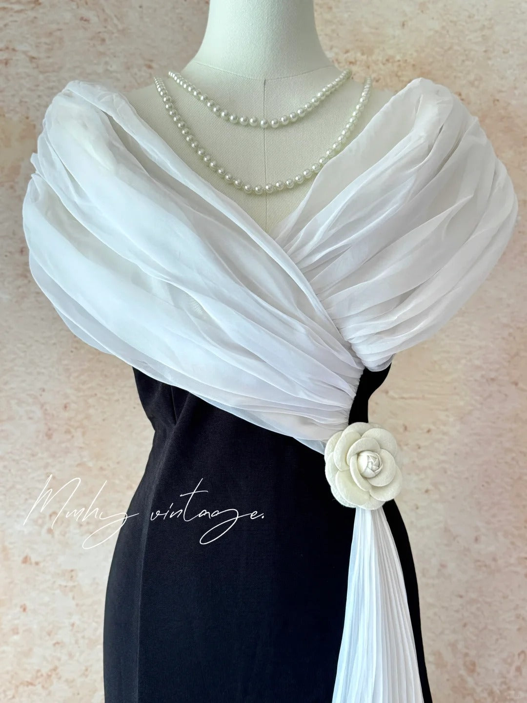 Schwarz-weißes, klassisches, elegantes Retro-Kleid im Hepburn-Stil mit Kamelie an der Taille, langer linker Unterrock, kleiner Schlitz, schmale Passform, Satin-Tüll, Ballkleid, Abendkleid, Kleid für Erwachsene, Geburtstagskleid, Ballkleid, NV4095