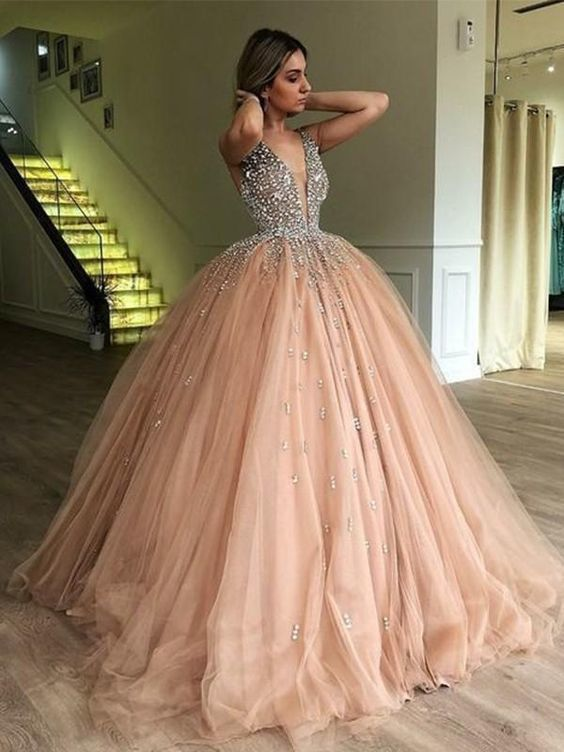 Ballkleid mit tiefem V-Ausschnitt, Schleppe, hellem Champagner-Tüll und Perlenbesatz, nv24