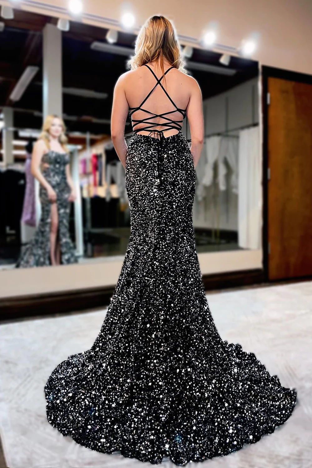 Schwarzes Meerjungfrau-Ballkleid mit Pailletten, Schnürung am Rücken und Schlitz nv651