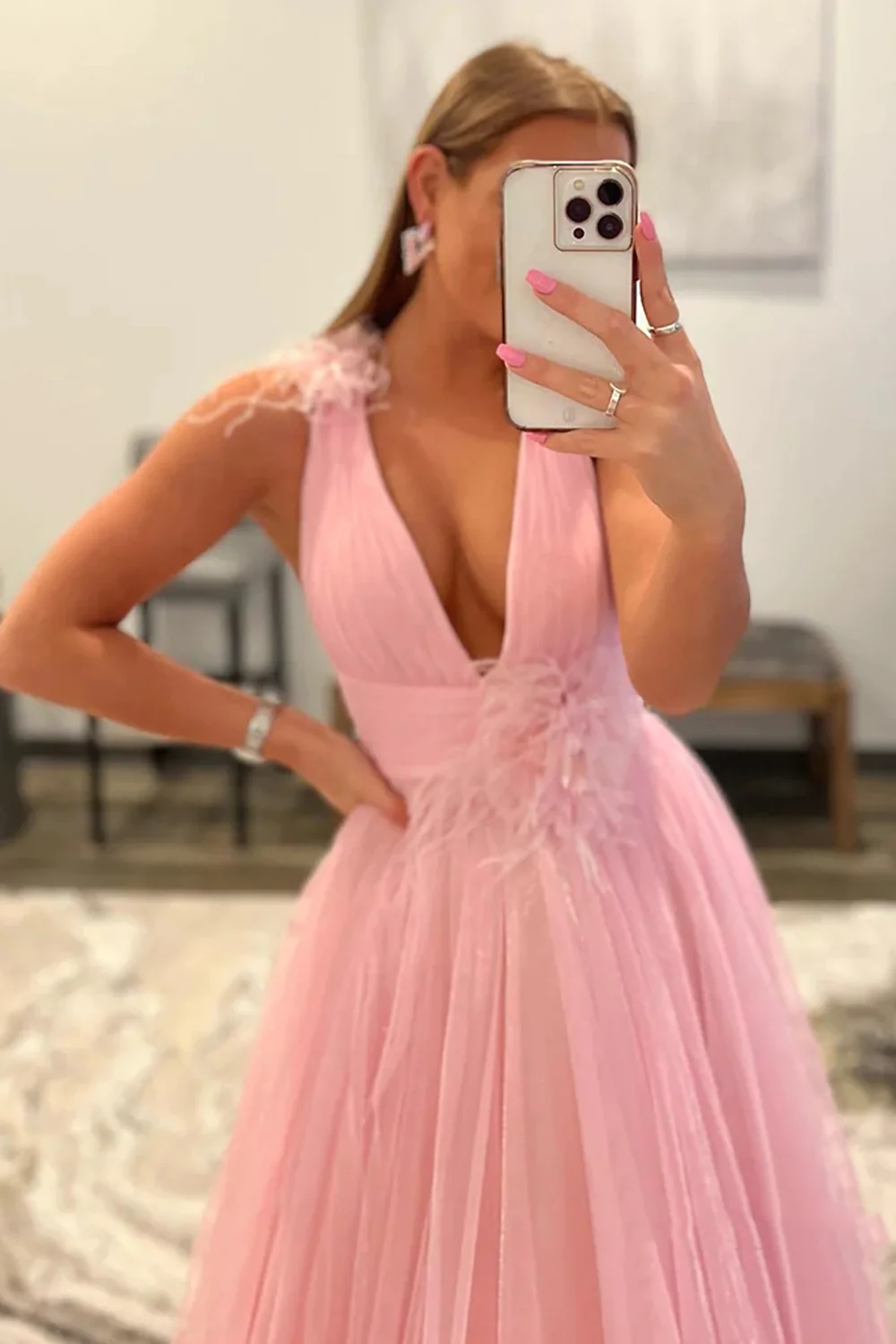 Hellrosa rückenfreies langes Ballkleid aus Tüll mit V-Ausschnitt nv698