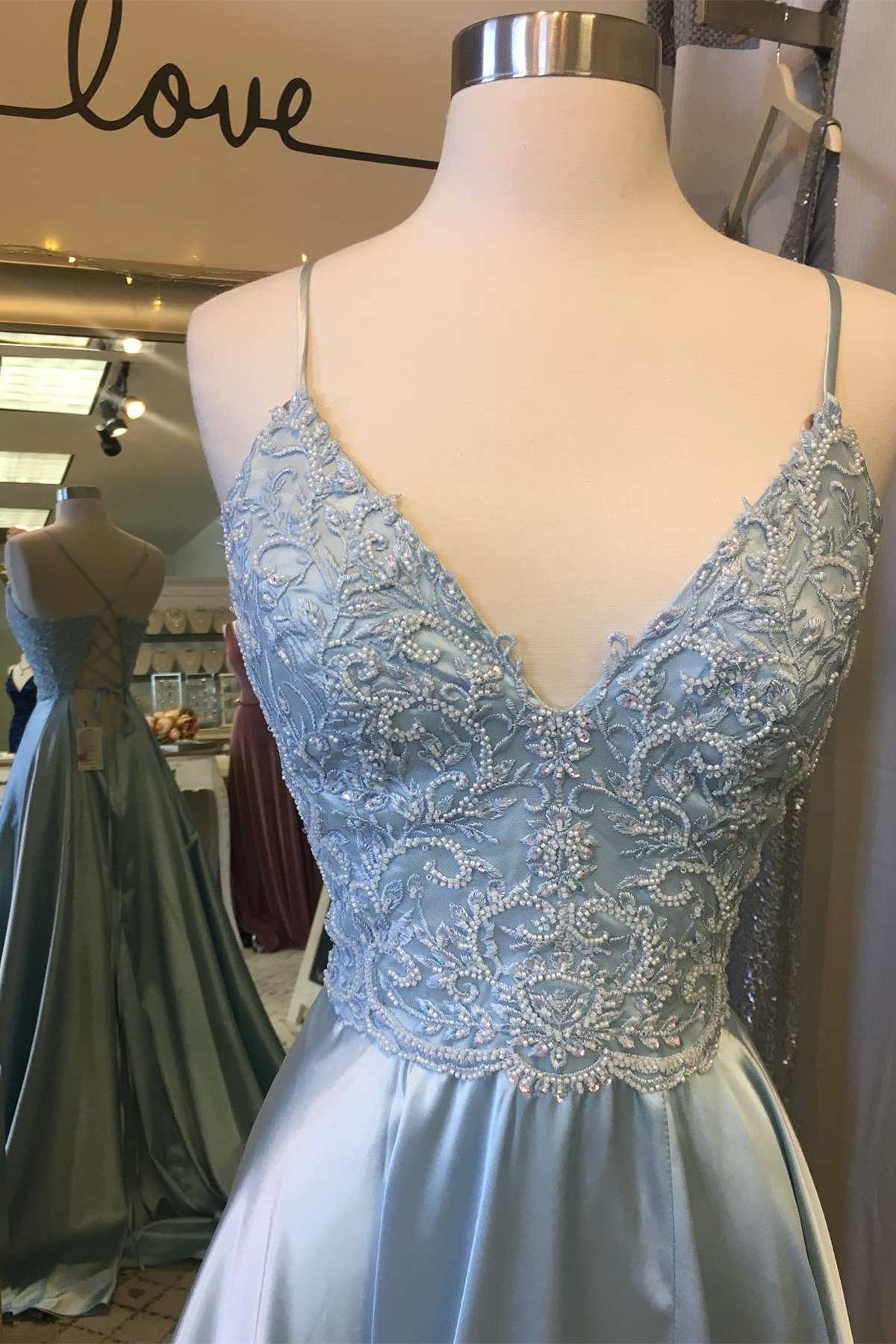 Hellblaues A-Linien-Ballkleid mit Spitzenbesatz, Schnürung am Rücken und Schlitz nv830