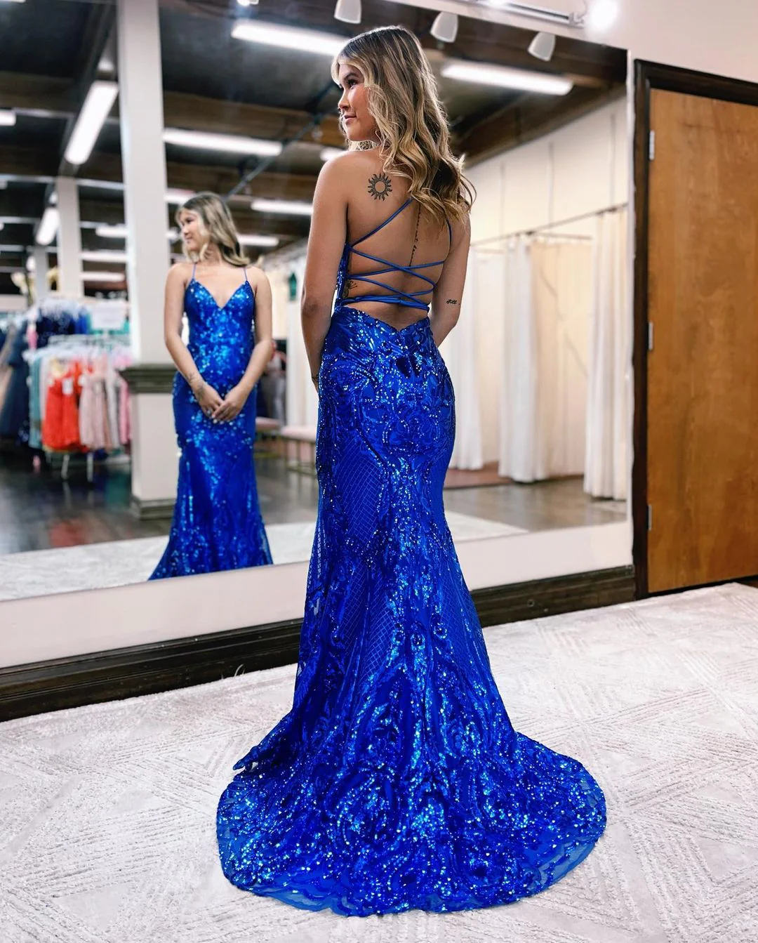 Charmantes Meerjungfrau-Abendkleid mit V-Ausschnitt und königsblauen Pailletten, langes Ballkleid, NV740