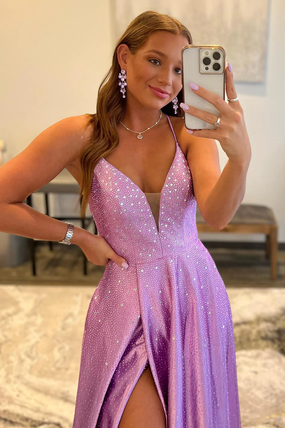 Robe de bal longue violette à col en V profond et perles nv682