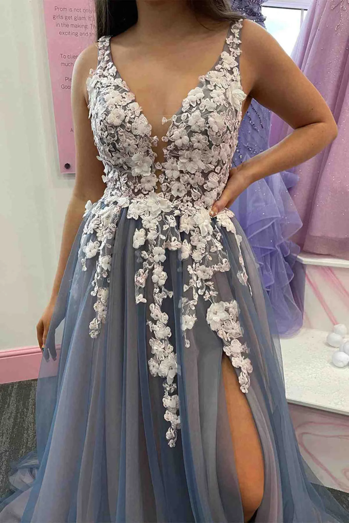 Elegantes langes Ballkleid aus rauchgrauem Tüll mit V-Ausschnitt und Spitzenblumen nv711