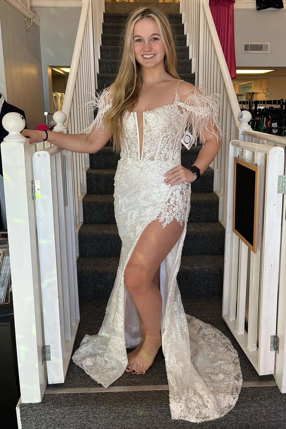 Lavendelfarbenes Meerjungfrau-Ballkleid mit Federn und Applikationen nv649