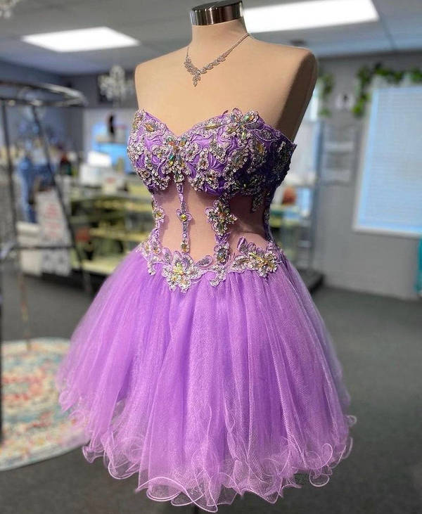 Elegantes trägerloses, fliederfarbenes, kurzes Homecoming-Kleid mit Perlen nv800