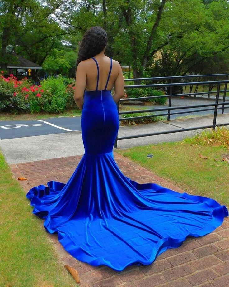 Robe de bal longue bleu royal à décolleté en V profond et dos nu avec appliques en dentelle nv771