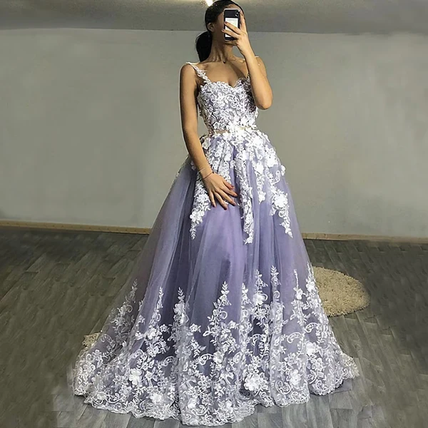 Lavendelfarbenes A-Linien-Ballkleid mit Spaghettiträgern und floraler Spitze, nv808