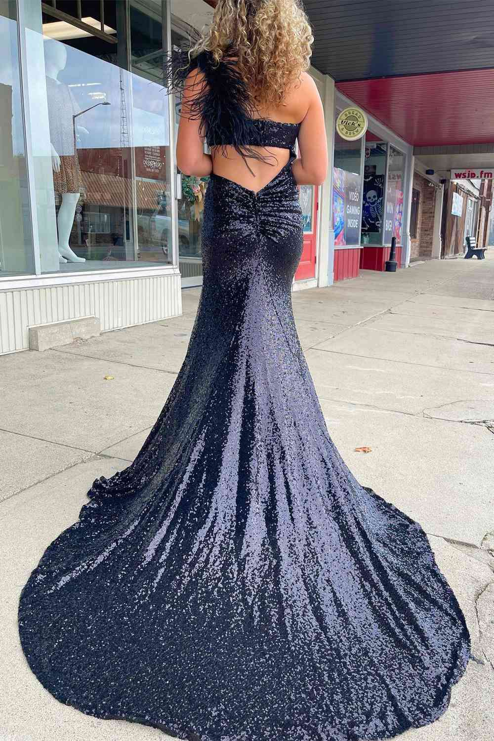 Langes Ballkleid mit One-Shoulder-Träger und Federn in Blau mit Cut-outs nv837