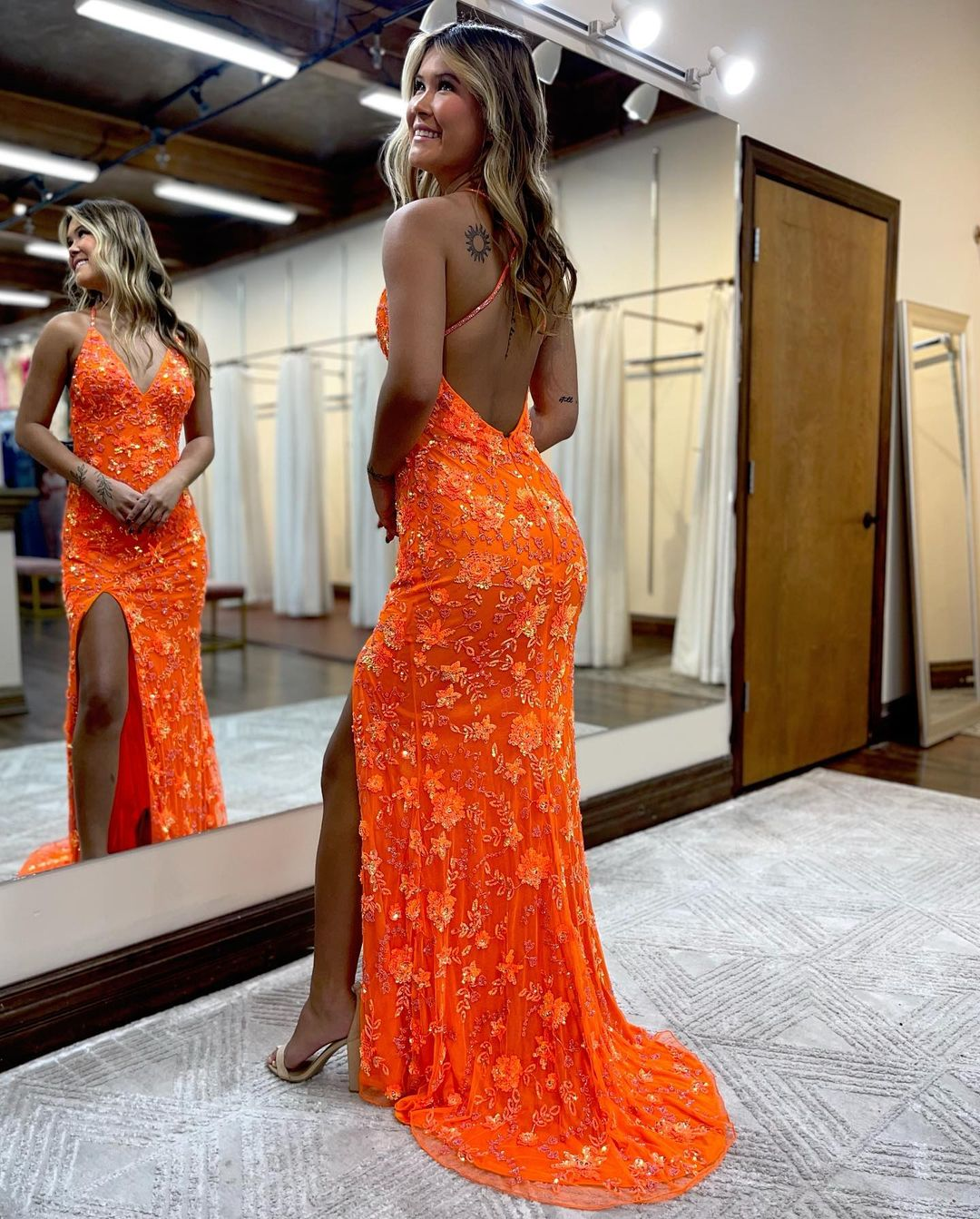 Süßes Meerjungfrau-Ballkleid im V-Ausschnitt mit glitzernden Pailletten in Orange mit Schlitz nv979