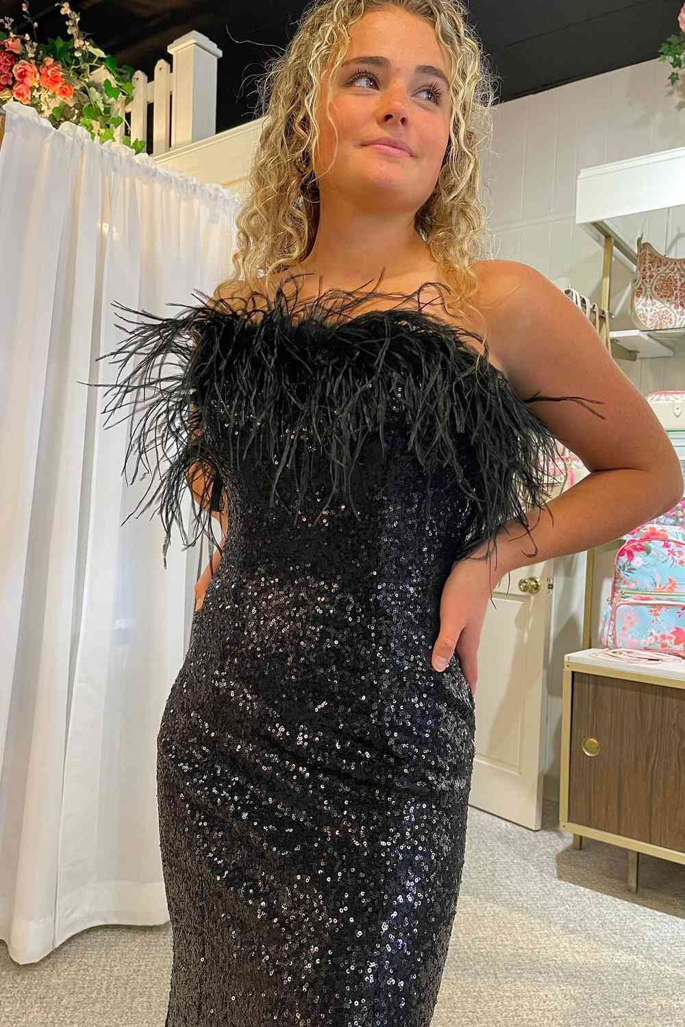 Schwarzes trägerloses langes Ballkleid mit Federn und Schlitz, schwarze Winter-Abendkleider nv957