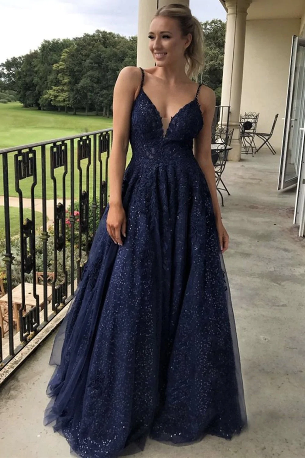 Langes Ballkleid aus marineblauer Spitze mit Pailletten und V-Ausschnitt in A-Linie, formelles Abendkleid aus marineblauer Spitze für den Abschluss nv188
