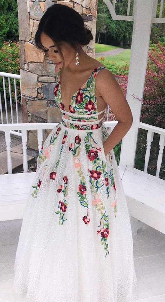 Langes weißes Ballkleid im Prinzessinnen-Stil mit V-Ausschnitt und Blumenstickerei, nv533