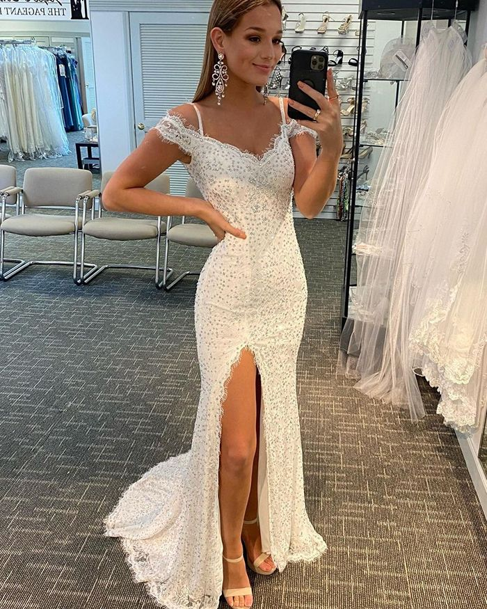 Weißes Meerjungfrau-Ballkleid mit Perlenbesatz und Spitze im Kalten Schulter-Stil mit Seitenschlitz nv989