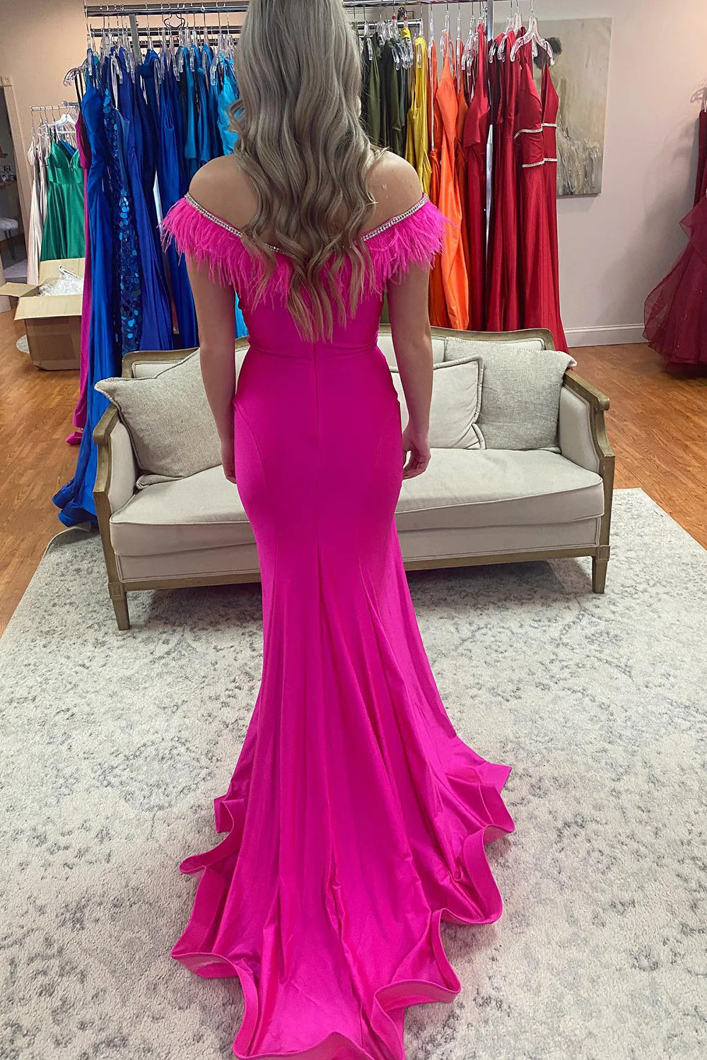 ROBE DE BAL LONGUE FUCHSIA À ÉPAULES DÉNUDÉES EN PLUMES DE SIRÈNE AVEC FENTE nv968