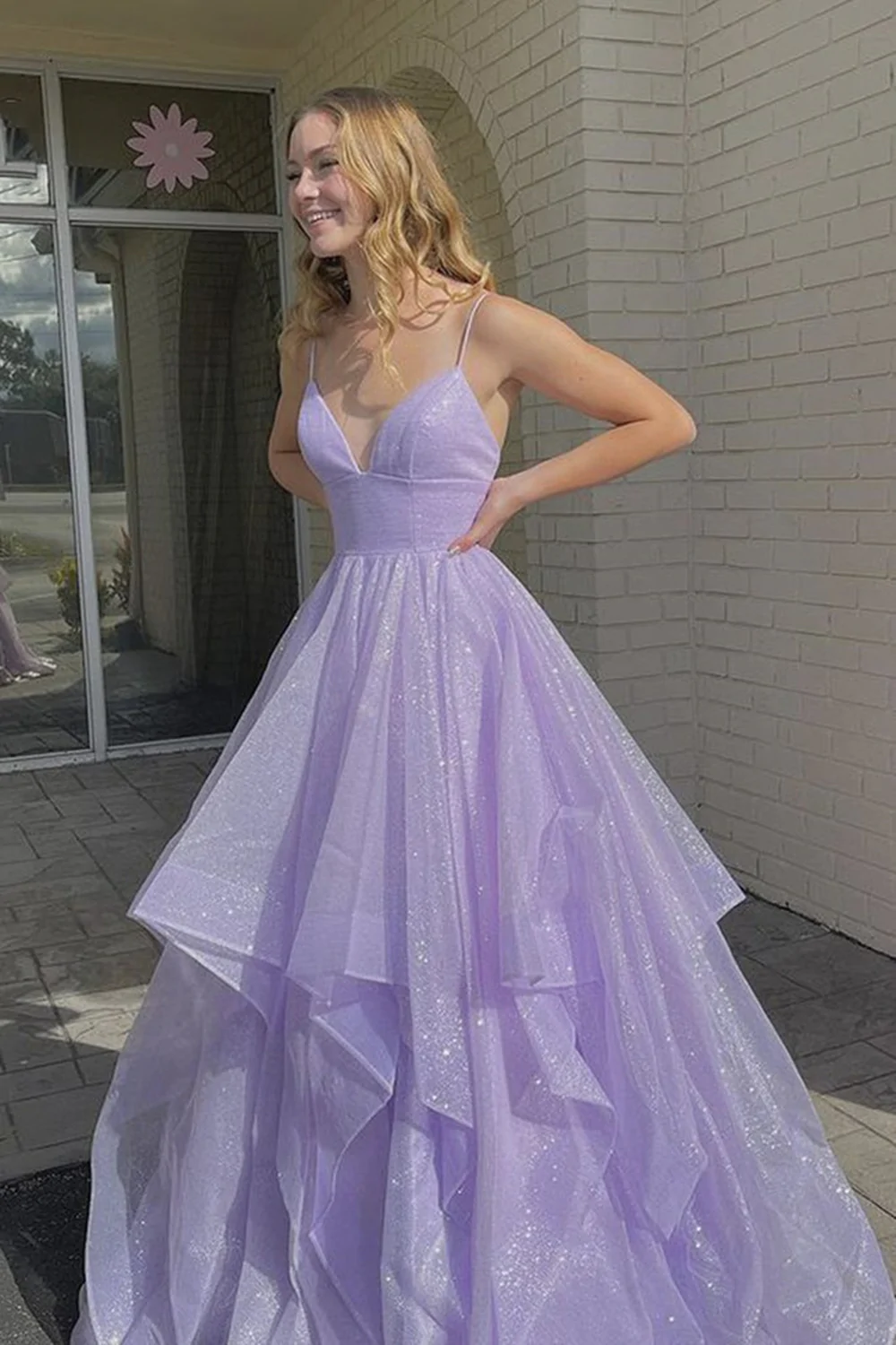 Lila langes Ballkleid mit glänzenden Pailletten und V-Ausschnitt, flauschiges lila Abendkleid, funkelndes lila Ballkleid nv129
