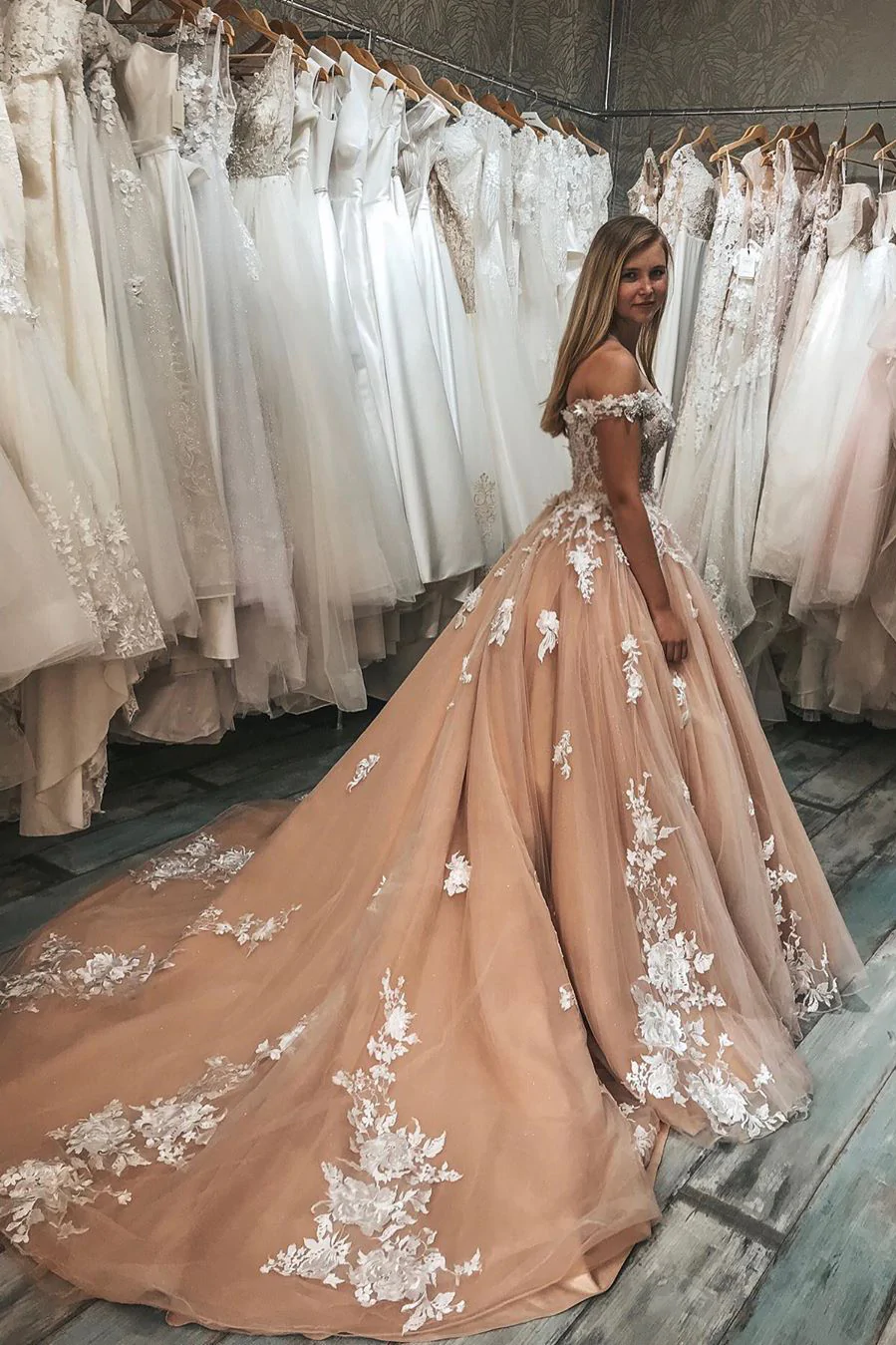 Wunderschönes schulterfreies Ballkleid mit Spitzenapplikationen in Pfirsichfarbe nv287