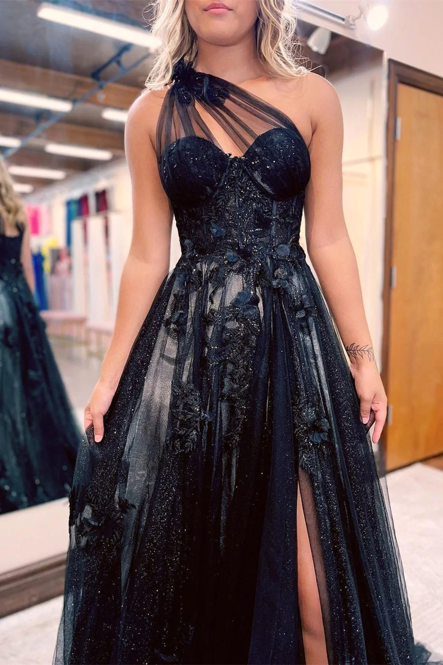 WUNDERSCHÖNES LANGES SCHWARZES A-LINIEN-BALLKLEID AUS SPITZE MIT EINER SCHULTER UND GESPLITTET ONLINE nv403