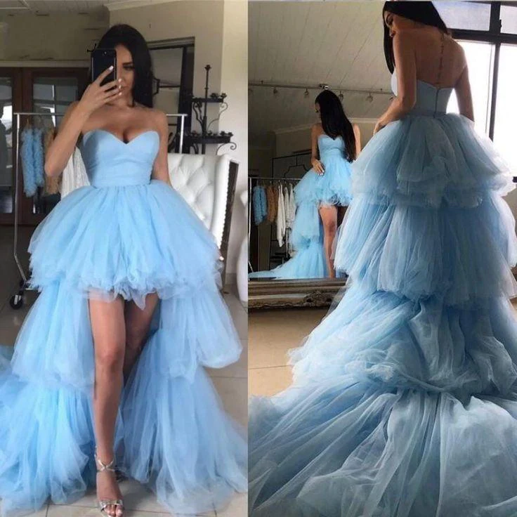 Hellblaues Hi-Low-Ballkleid mit herzförmigem Ausschnitt und Lagenrock nv353