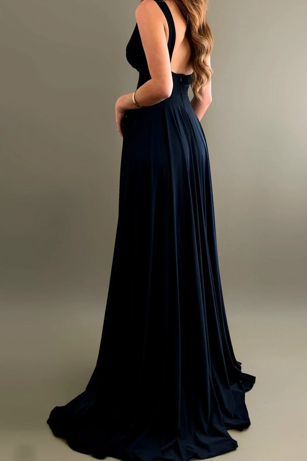 Langes Maxi-Ballkleid mit V-Ausschnitt und breitem Bund nv192