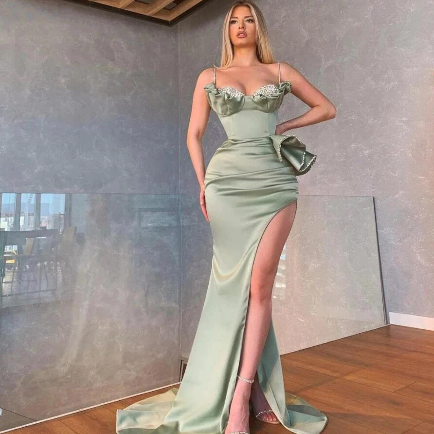 Elegantes Ballkleid im Meerjungfrau-Stil mit Spaghettiträgern und Schlitz in Dusty Sage nv374