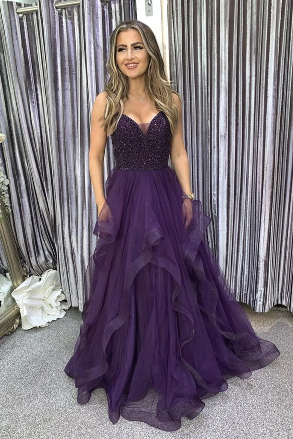 Flauschiges A-Linien-Ballkleid mit V-Ausschnitt, Tüll, Lila, mit Perlenbesatz, Partykleid nv298