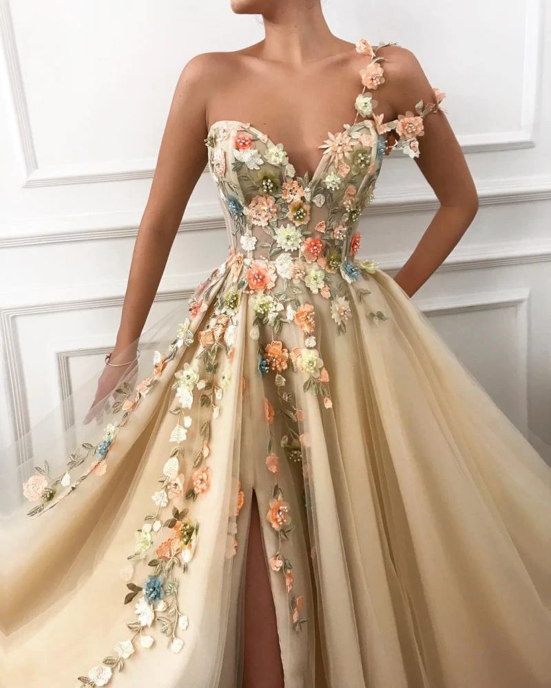 Schickes Tüll-Abendkleid mit herzförmigem Ausschnitt und Schlitz vorne, Applikationen und Blumen, NV152