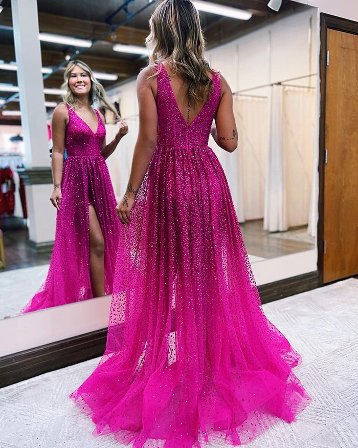 Perlenbesetztes Ballkleid aus fuchsiafarbenem, plissiertem Tüll mit V-Ausschnitt und Seitenschlitz nv947