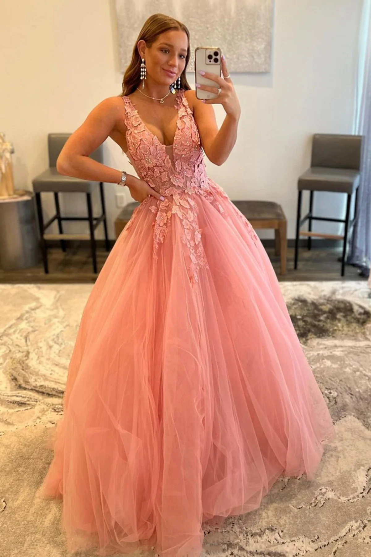Lange Ballkleider mit V-Ausschnitt, offenem Rücken und Perlenbesatz aus rosa Spitze, formelle Kleider aus rosa Tüll mit Spitzenapplikationen, Abendkleider aus rosa Spitze nv186
