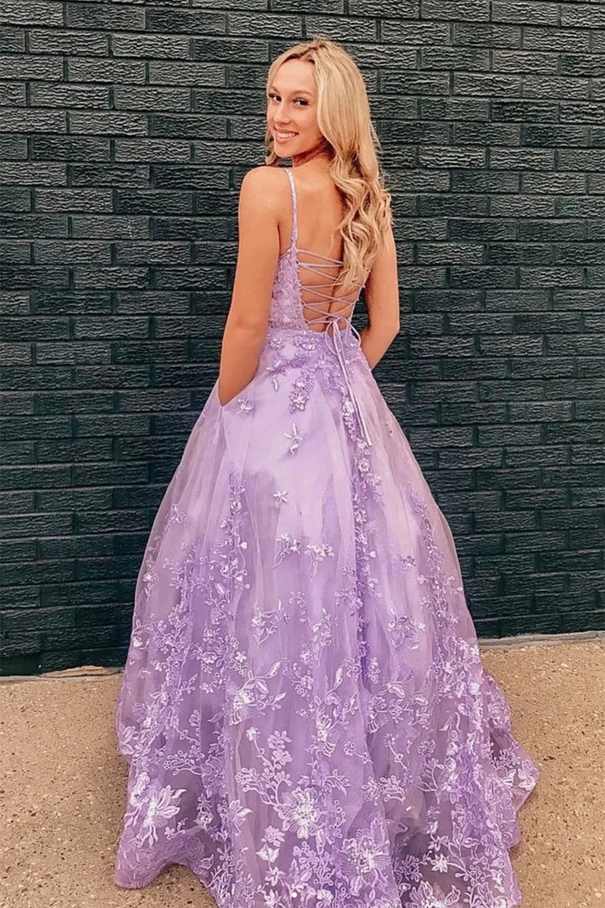 Lange Ballkleider mit offenem Rücken und floraler Spitze in Lila, formelle Abendkleider mit lila Spitze nv563