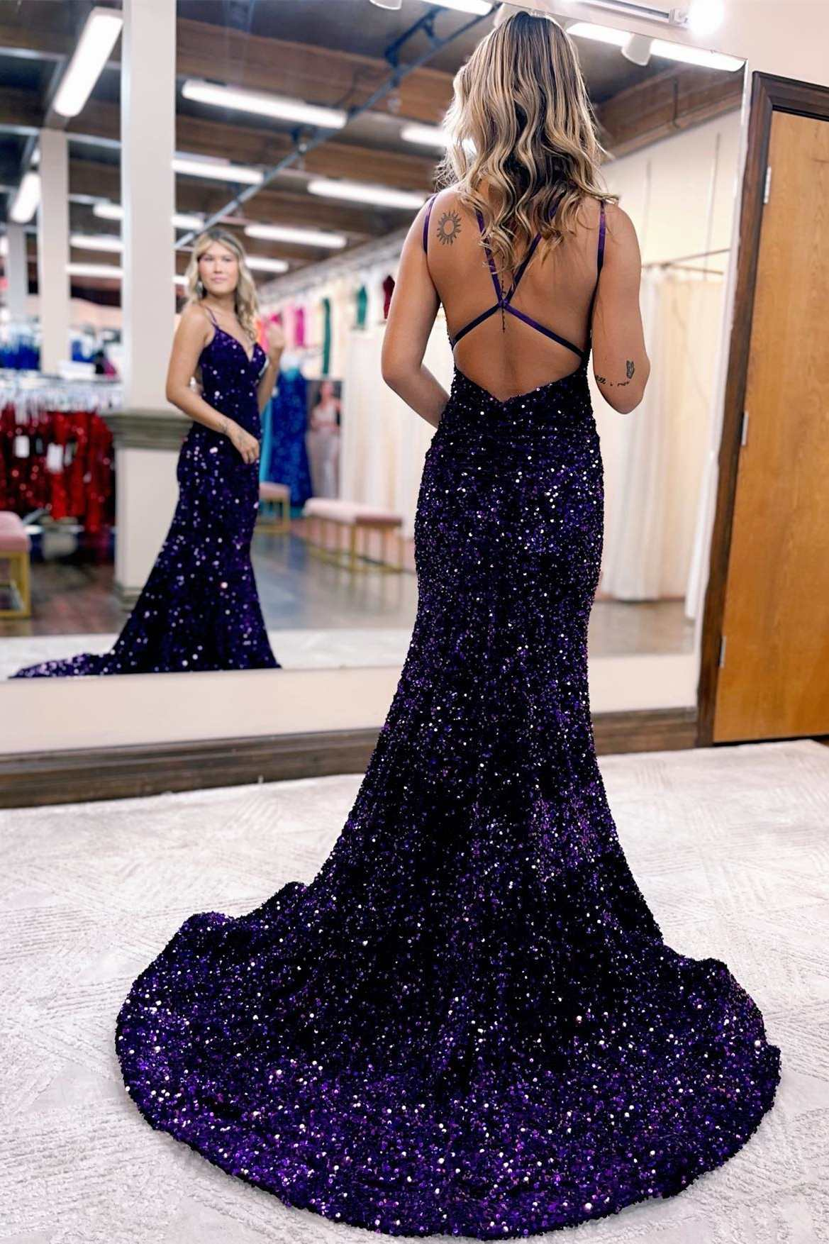 Blaues schillerndes langes Ballkleid im Meerjungfrauen-Stil mit V-Ausschnitt und überkreuztem Rücken nv567
