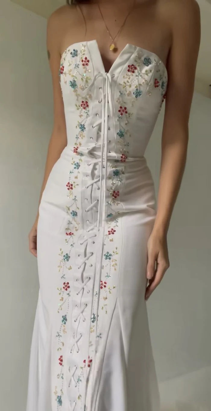 Weißes schulterfreies Maxikleid mit zarten Blumenmustern, elegantes Meerjungfrauen-Abendkleid nv5335