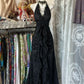 Schwarzes Vintage-Mode-Spitzen-Hosenträger-V-Ausschnitt-langes Ballkleid-Abendkleid-Partykleid nv3623