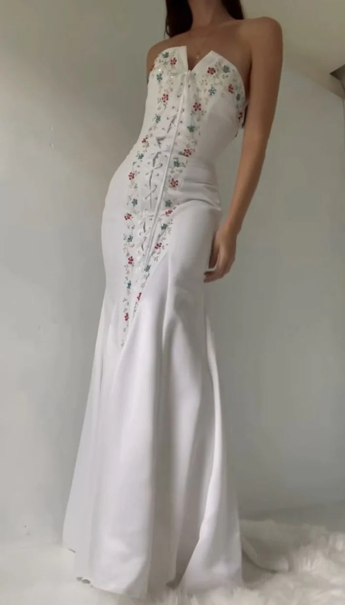 Weißes schulterfreies Maxikleid mit zarten Blumenmustern, elegantes Meerjungfrauen-Abendkleid nv5335