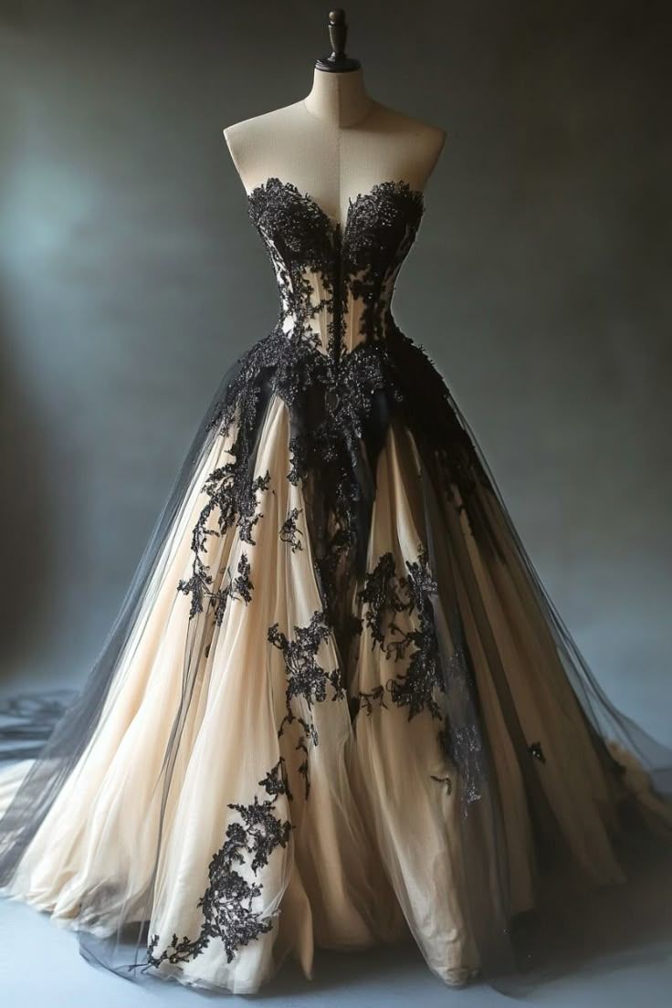 Brautkleid im Dark Palace Stil, trägerlos und ärmellos | Schwarzes Spitzenkleid mit nudefarbener Tüllschleppe, Maxikleid für Gala, Ball, Retro-Mottoparty NV6262