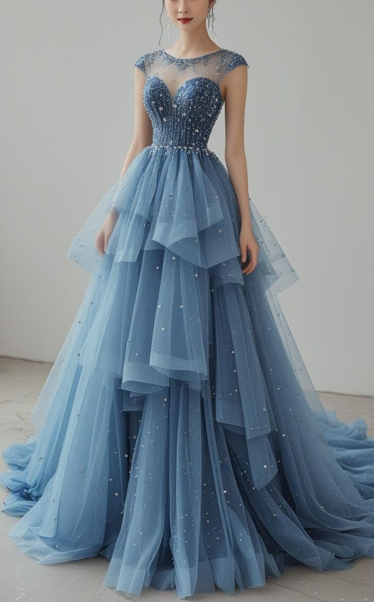 Starlight Luxus-Abendkleid im Feenstil mit Rundhalsausschnitt | Staubblaues, perlenbesetztes, mehrlagiges Tüll-Ballkleid mit Schleppe für Galas, rote Teppiche und exklusive gesellschaftliche Anlässe NV6285
