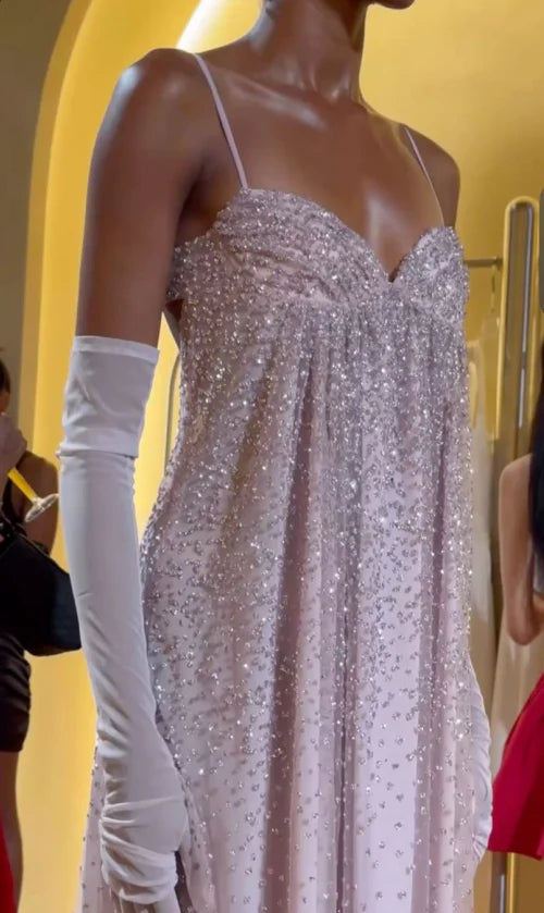Wunderschönes, glänzendes, schulterfreies, langes Chiffon-Ballkleid mit Spaghettiträgern in Rosa, NV5213